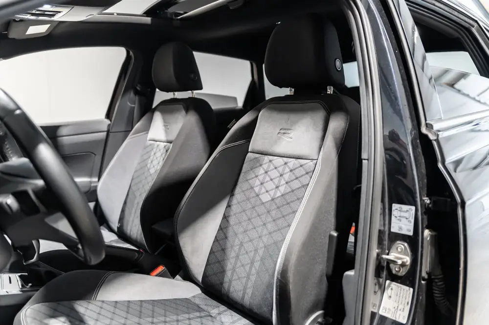 Volkswagen Taigo 1.5 TSI R-Line DSG PANO IQ CAMARA uit 2023, foto 16