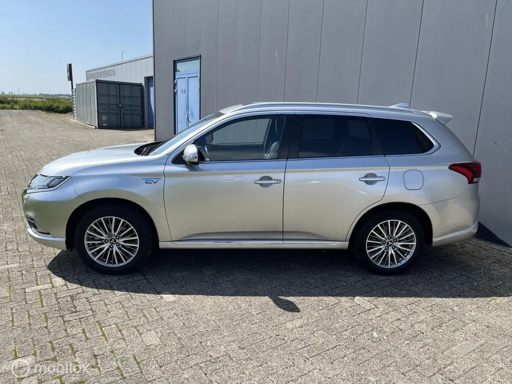 Mitsubishi Outlander 2.4 PHEV Instyle|trekhaak|zonnedak|leer uit 2019, foto 2