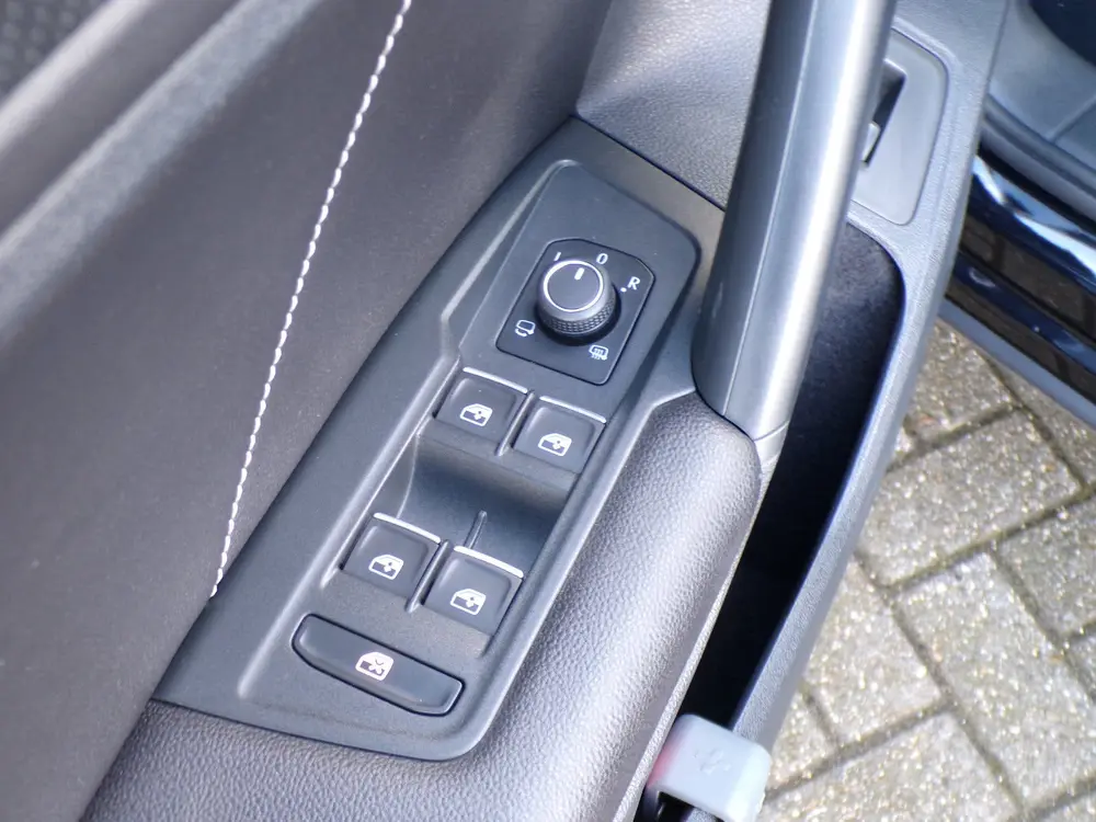 Volkswagen Tiguan 1.5 TSI R-Line Business+ Automaat / Schuif uit 2022, foto 20