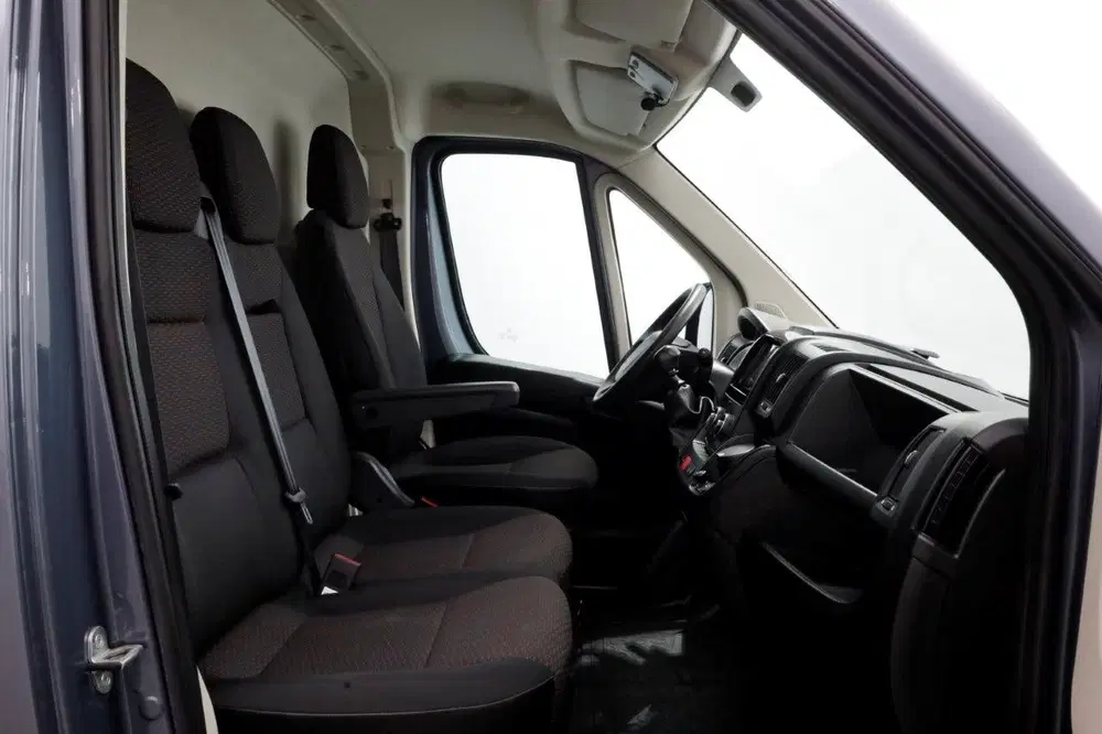 Peugeot Boxer 335 2.2 BlueHDi 140pk L3H3 Premium Airco uit 2022, foto 3