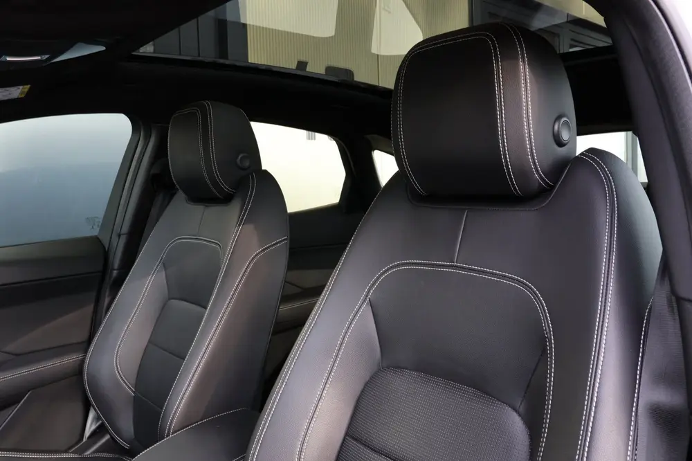 Jaguar E-Pace 1.5 P300e AWD R-Dynamic HSE Black Optiek | pan uit 2022, foto 19