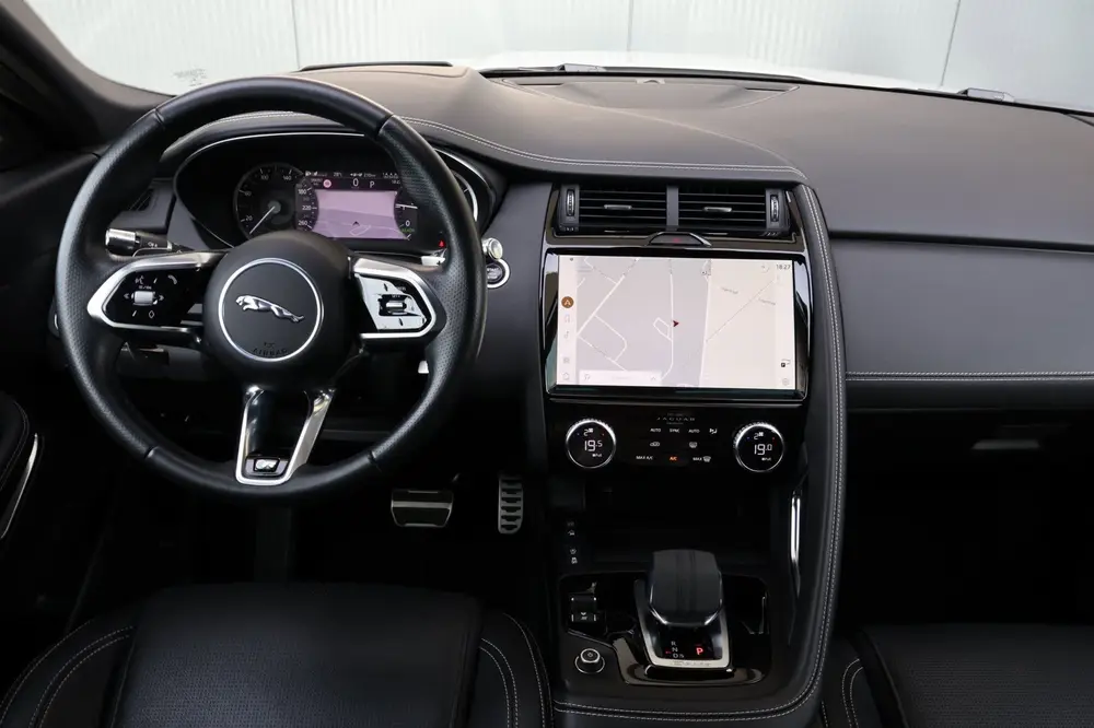 Jaguar E-Pace 1.5 P300e AWD R-Dynamic HSE Black Optiek | pan uit 2022, foto 3