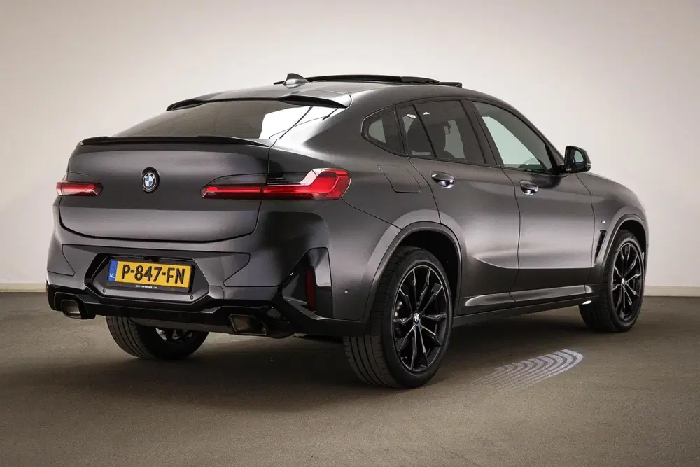 BMW X4 xDrive20i High Executive M-Sport uit 2022, foto 2