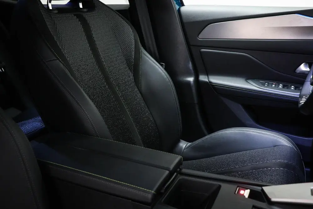 Peugeot 408 1.6 HYbrid 225 EAT8 GT uit 2024, foto 11