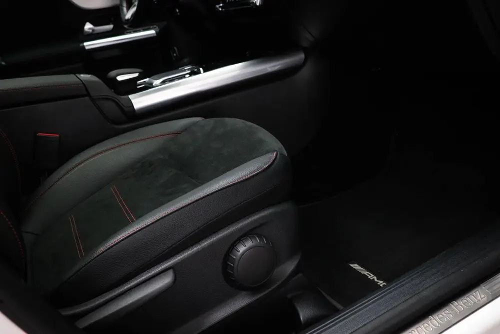 Mercedes-Benz GLA 180 AMG Line uit 2023, foto 11