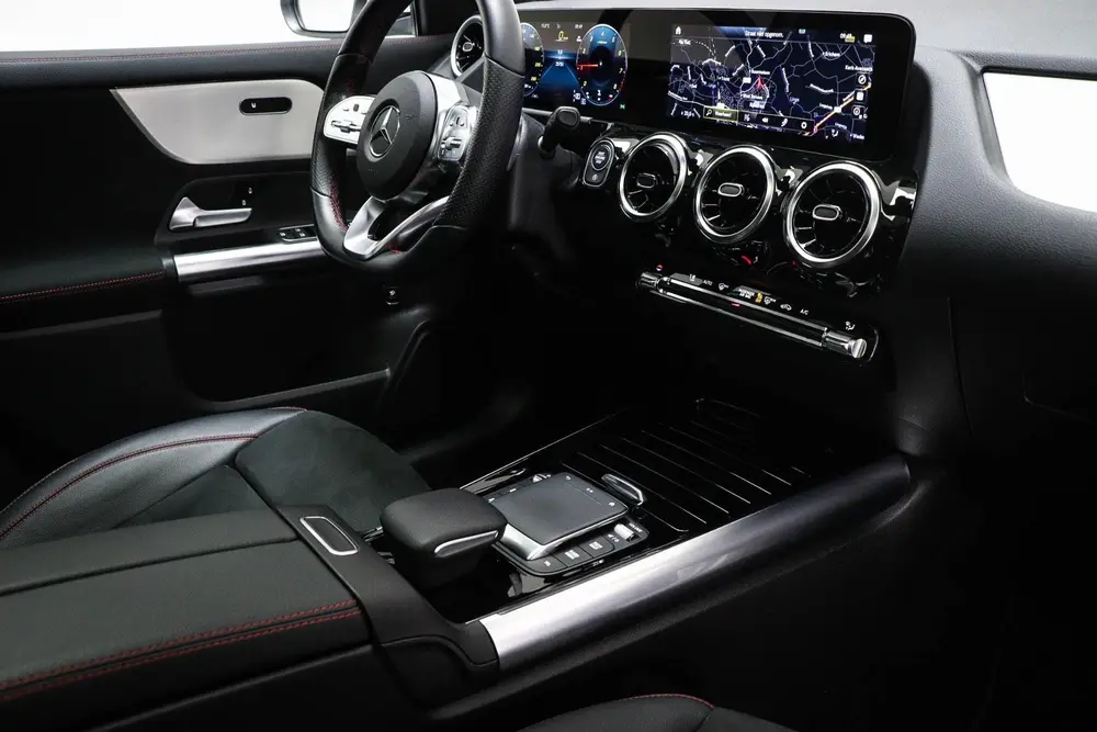 Mercedes-Benz GLA 180 AMG Line uit 2023, foto 3