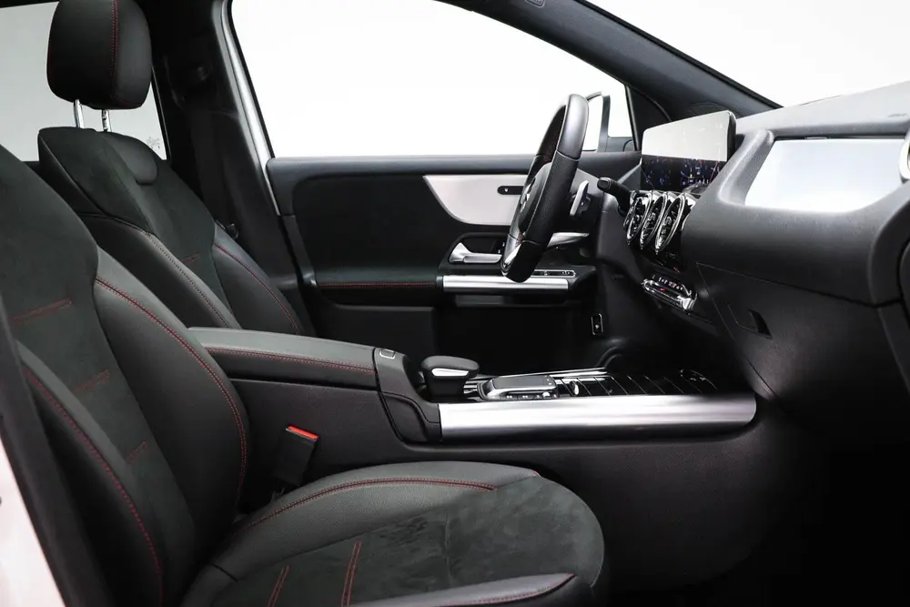 Mercedes-Benz GLA 180 AMG Line uit 2023, foto 9
