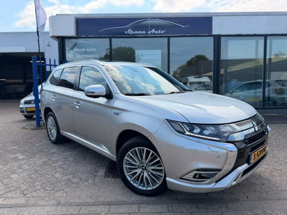 Mitsubishi Outlander 2.4 PHEV Instyle + | PANO | LEER | CARP uit 2019, foto 10