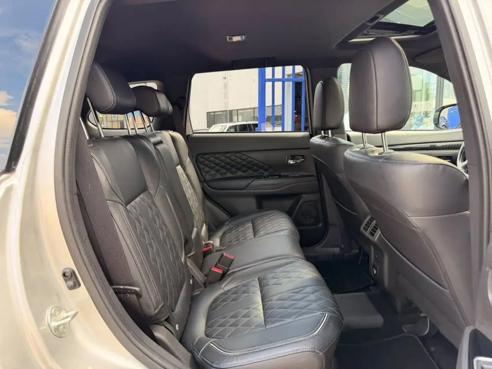 Mitsubishi Outlander 2.4 PHEV Instyle + | PANO | LEER | CARP uit 2019, foto 14