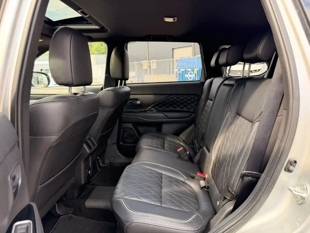 Mitsubishi Outlander 2.4 PHEV Instyle + | PANO | LEER | CARP uit 2019, foto 17