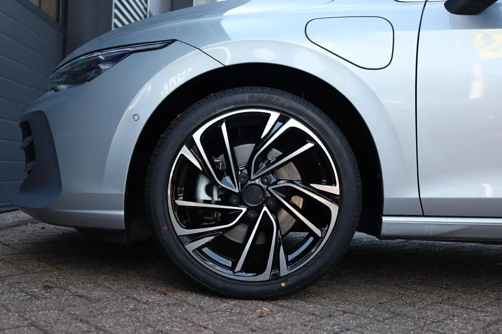 Volkswagen Golf 1.5 eHybrid Style Edition uit 2025, foto 3