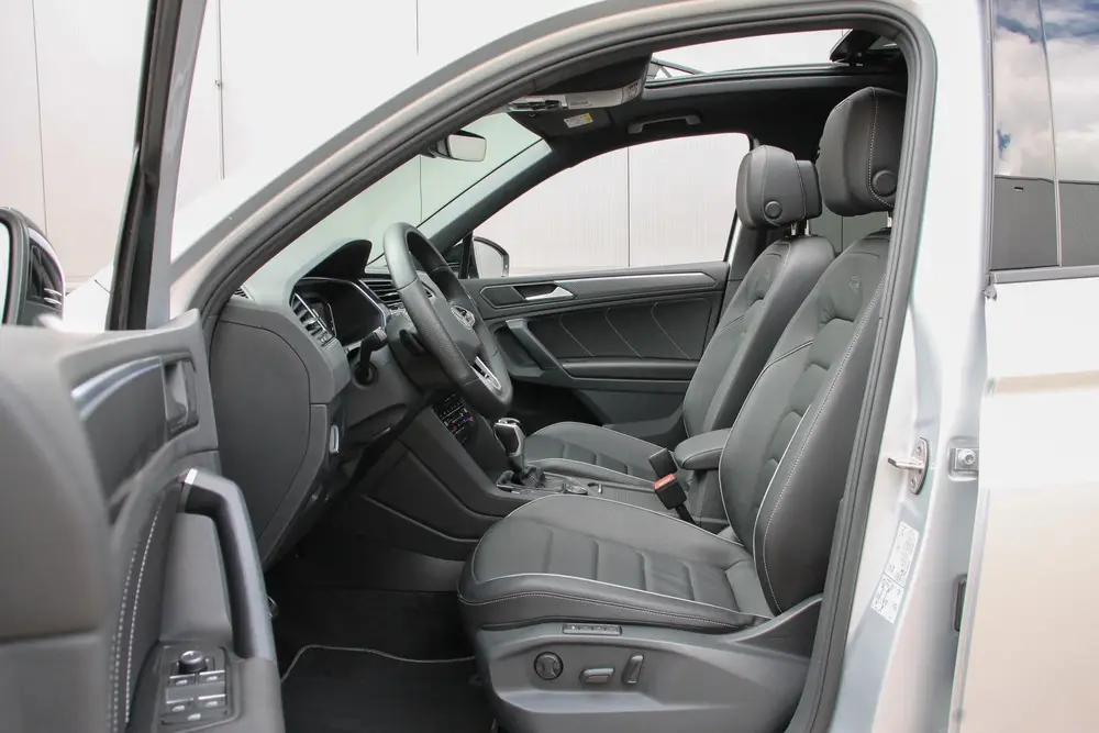 Volkswagen Tiguan 2.0 TSI R-line Black Style Leer Pano 4motion Tiguan 2.0 TSI R-line Black Style Leer Pano 4moti uit 2021, foto 8