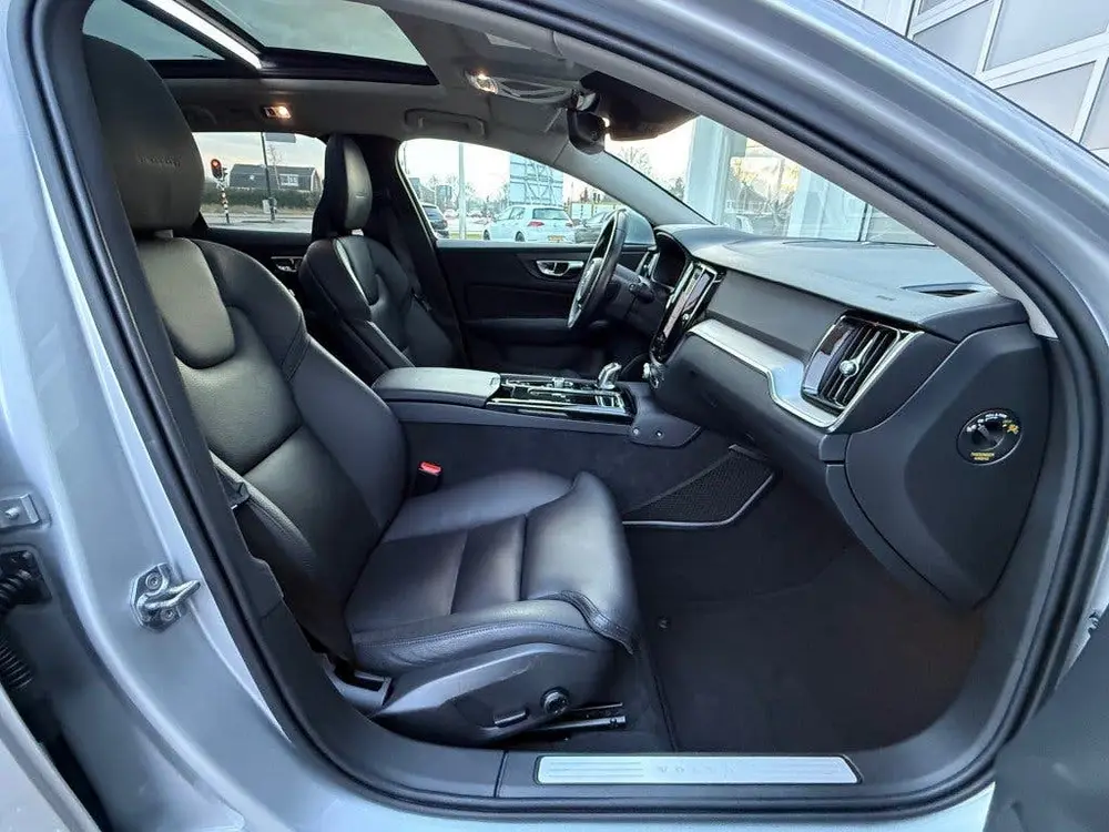 Volvo V60 2.0 T8 Twin Engine Inscription Pano Camera Trekhaa uit 2019, foto 11