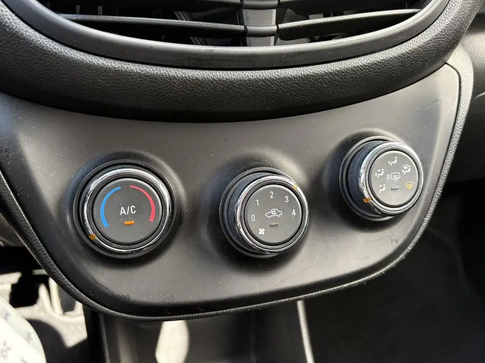 Opel Karl 1.0 ecoFLEX 120 Jaar Edition uit 2019, foto 18