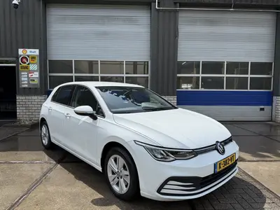 Volkswagen Golf 1.0 eTSI Life (bj 2020, automaat) uit 2020