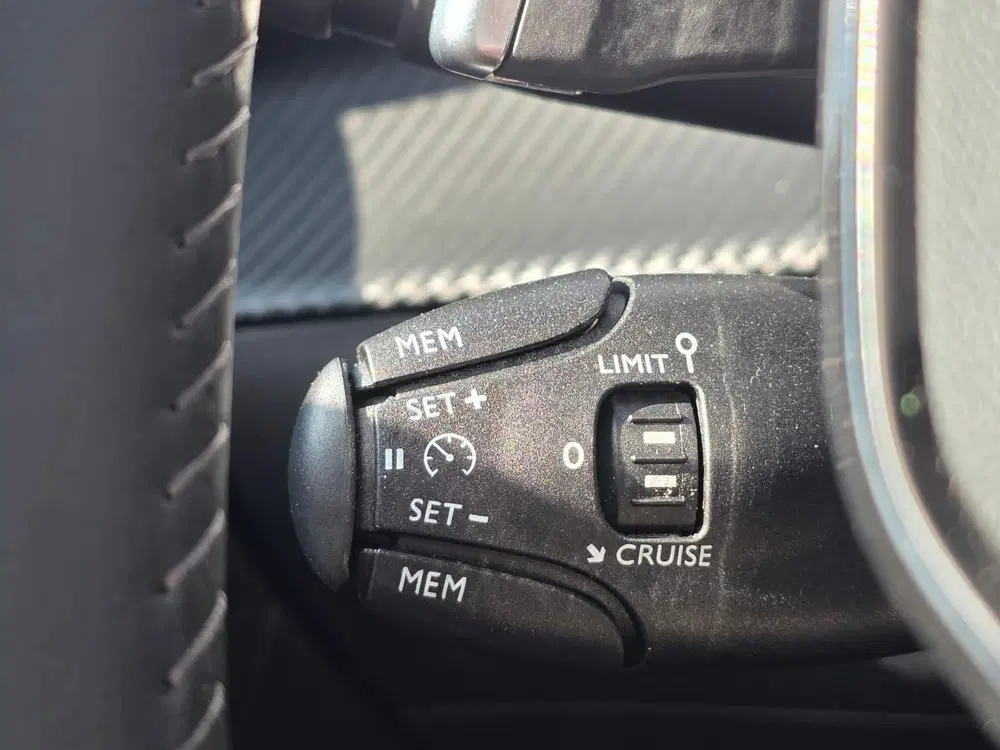 Peugeot 2008 1.2 130pk Active Pack Navigatie uit 2021, foto 15