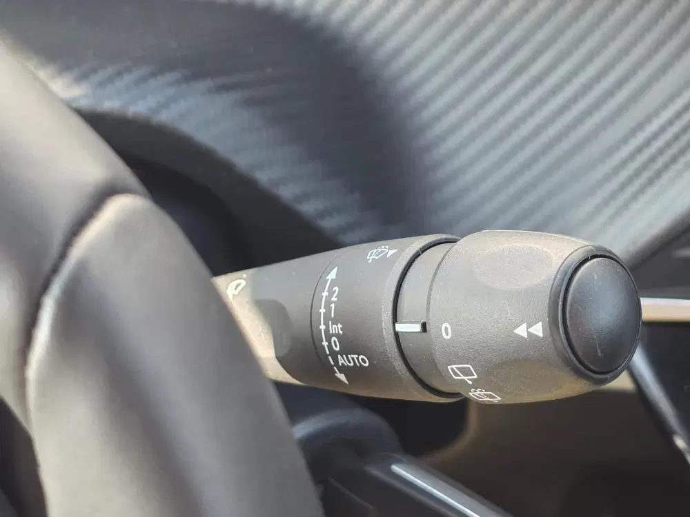 Peugeot 2008 1.2 130pk Active Pack Navigatie uit 2021, foto 17
