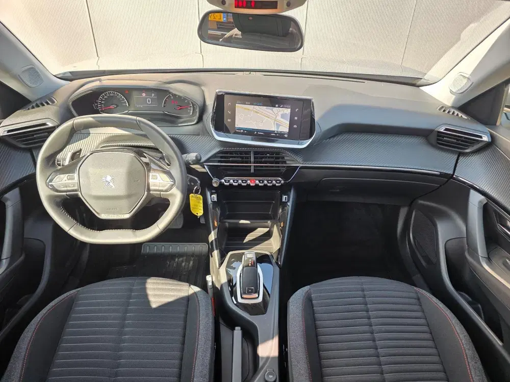 Peugeot 2008 1.2 130pk Active Pack Navigatie uit 2021, foto 9