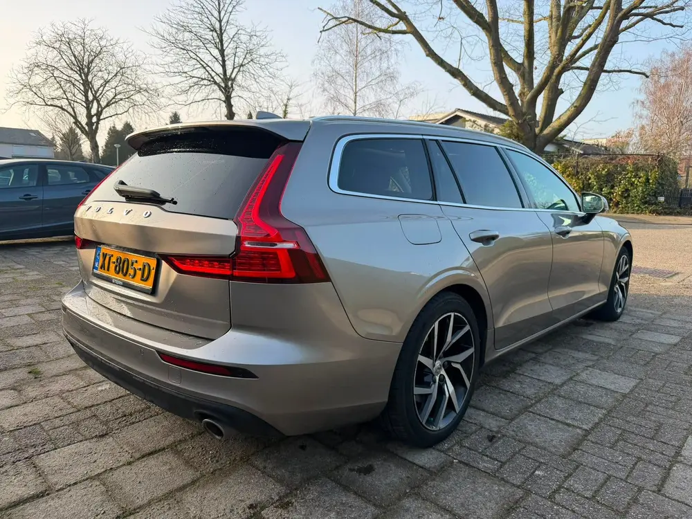 Volvo V60 T5 250pk Geartronic 2019 Grijs uit 2019, foto 2