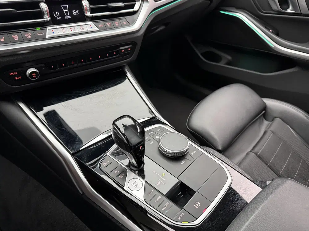 BMW 3-serie 330e Business Edition Plus uit 2021, foto 17