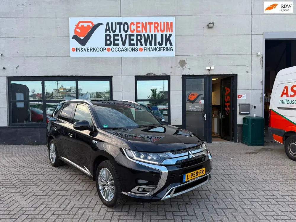 Mitsubishi Outlander 2.4 PHEV S-Edition 2019 Zwart 224pk uit 2019