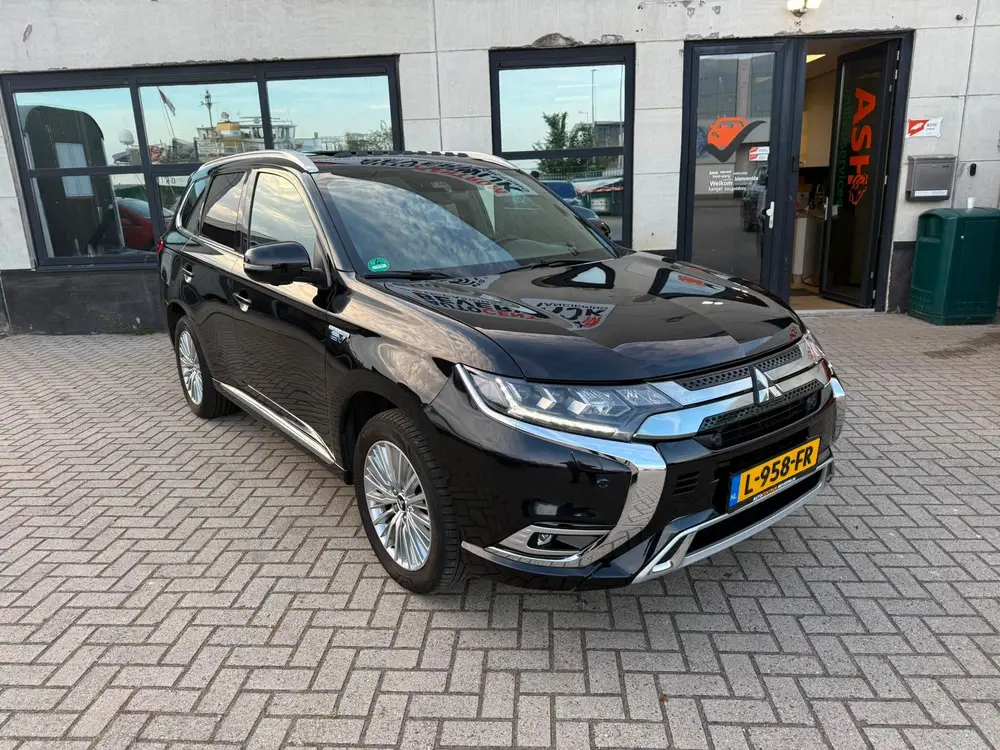Mitsubishi Outlander 2.4 PHEV S-Edition 2019 Zwart 224pk uit 2019, foto 2