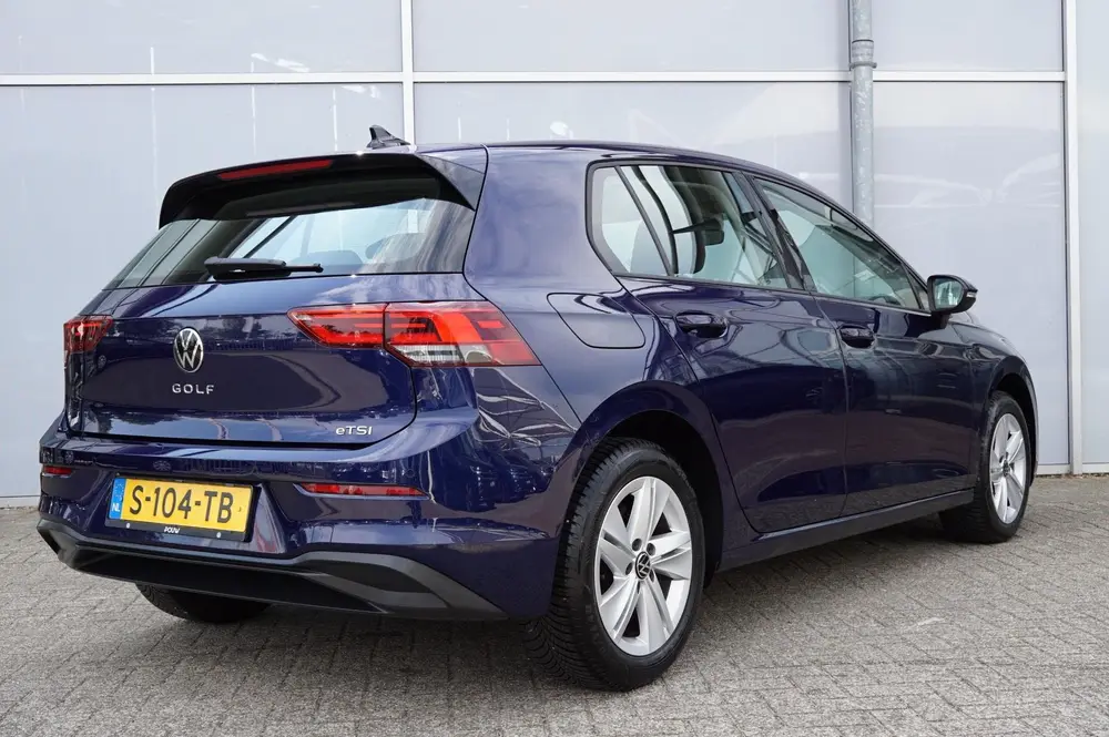 Volkswagen Golf 1.0 eTSI 110pk DSG Life | Navigatie | Apple uit 2023, foto 2