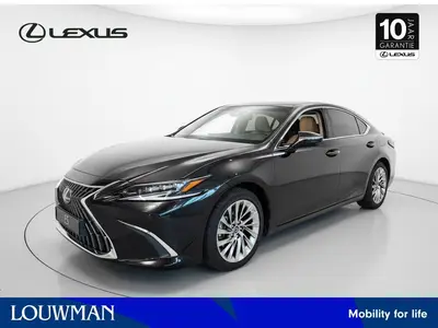 Lexus ES 300h President Line uit 2023