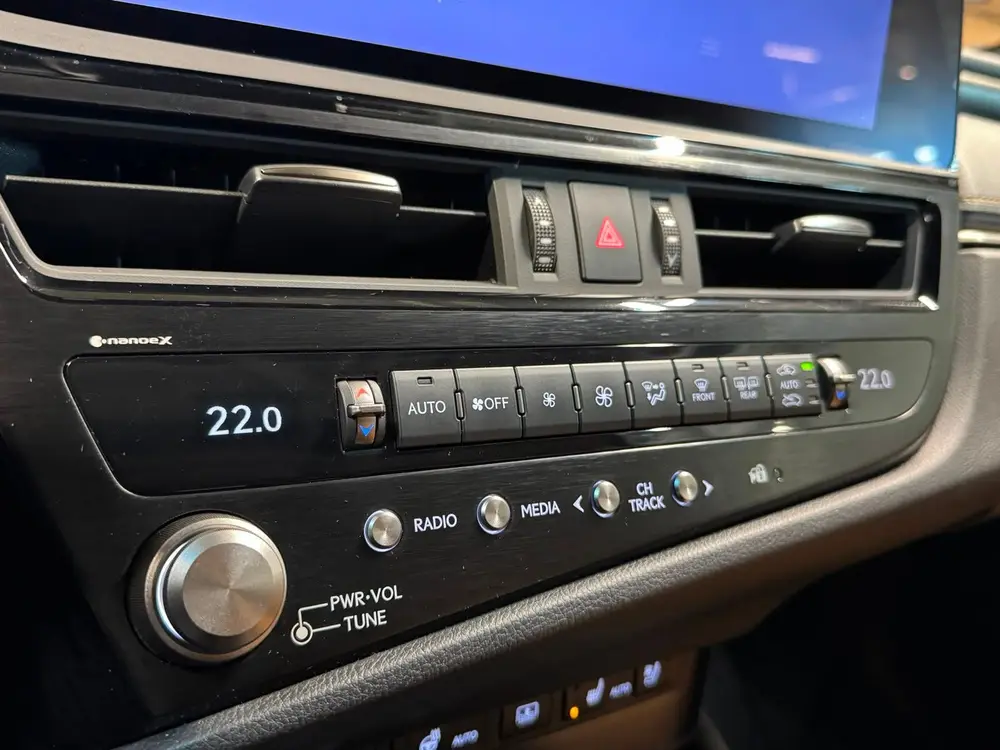 Lexus ES 300h President Line uit 2023, foto 18
