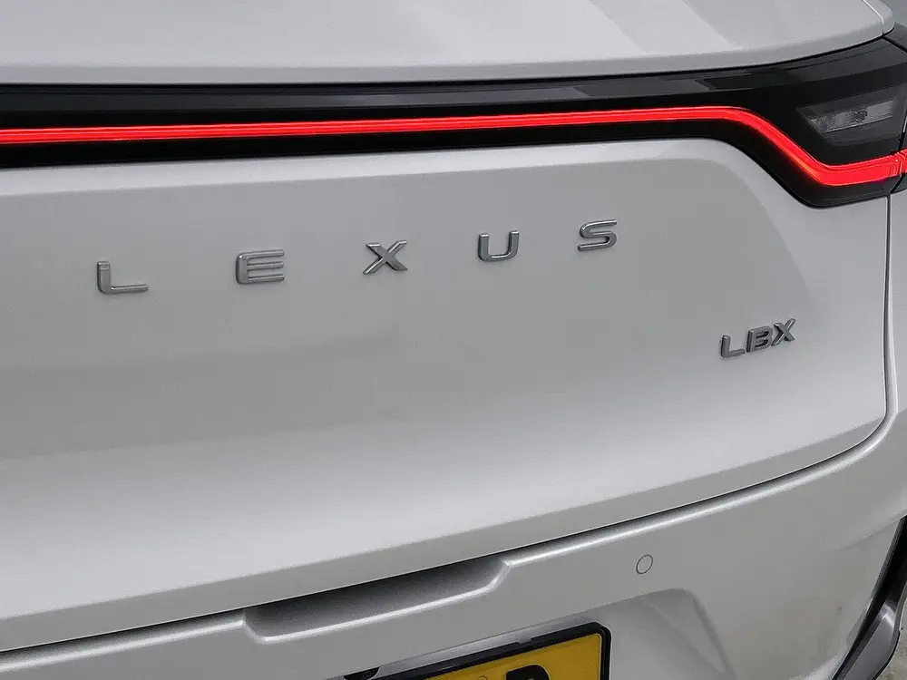 Lexus LBX Emotion 2WD uit 2025, foto 20