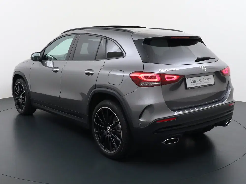 Mercedes-Benz GLA 250 e AMG uit 2022, foto 2