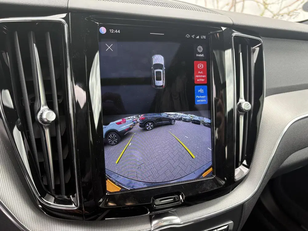 Volvo XC60 2.0 T6 Plug-in Hybrid AWD R-Design uit 2022, foto 14
