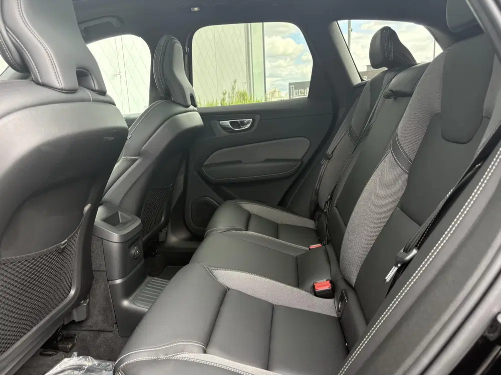 Volvo XC60 2.0 T6 Plug-in Hybrid AWD R-Design uit 2022, foto 16