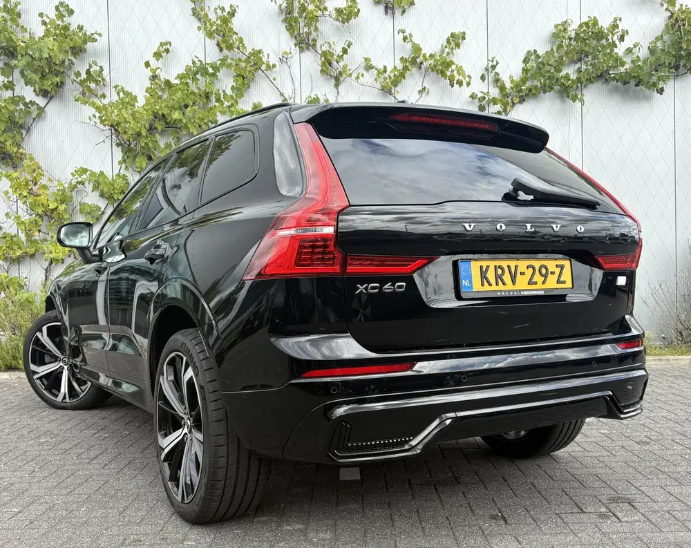 Volvo XC60 2.0 T6 Plug-in Hybrid AWD R-Design uit 2022, foto 3