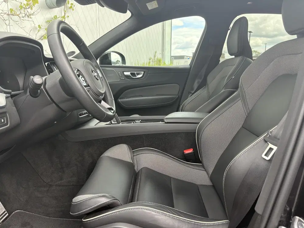Volvo XC60 2.0 T6 Plug-in Hybrid AWD R-Design uit 2022, foto 5