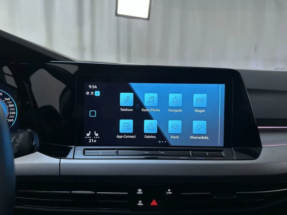 Volkswagen Golf 1.0 eTSI DSG Life Business Alcantara Sfeerve uit 2021, foto 11