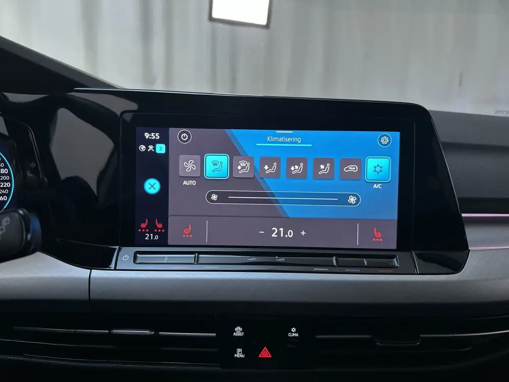 Volkswagen Golf 1.0 eTSI DSG Life Business Alcantara Sfeerve uit 2021, foto 15