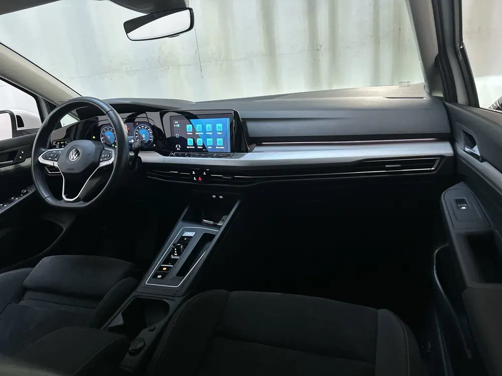 Volkswagen Golf 1.0 eTSI DSG Life Business Alcantara Sfeerve uit 2021, foto 2