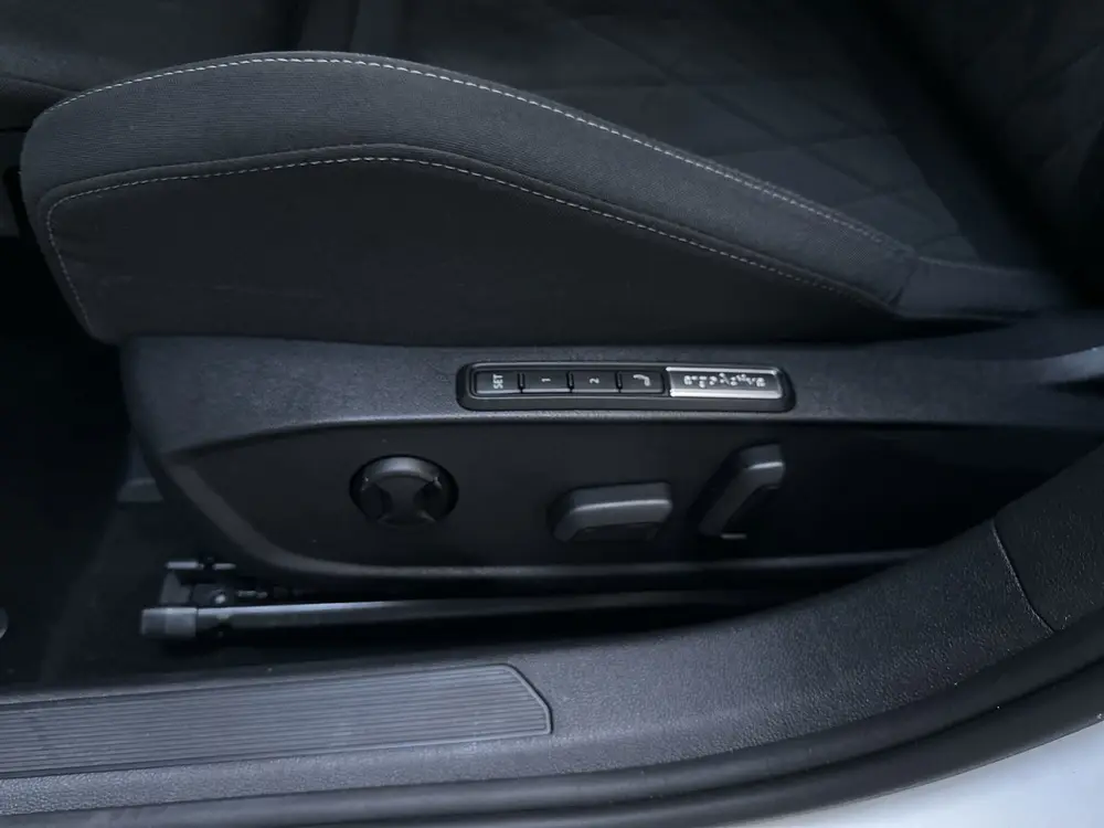 Volkswagen Golf 1.0 eTSI DSG Life Business Alcantara Sfeerve uit 2021, foto 20