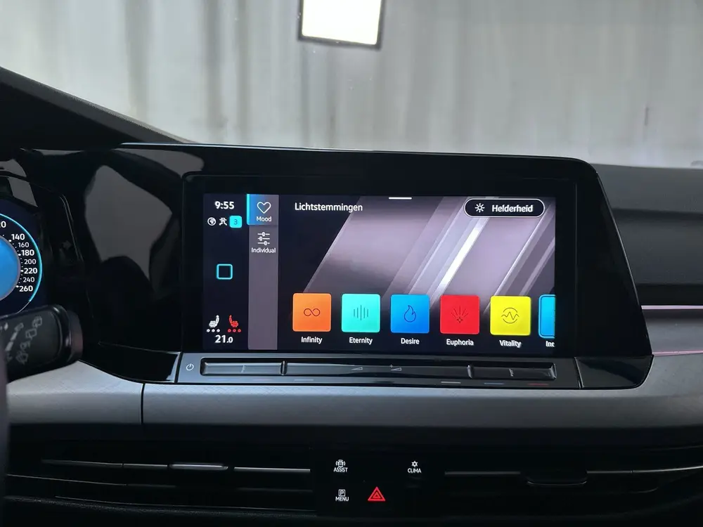 Volkswagen Golf 1.0 eTSI DSG Life Business Alcantara Sfeerve uit 2021, foto 5