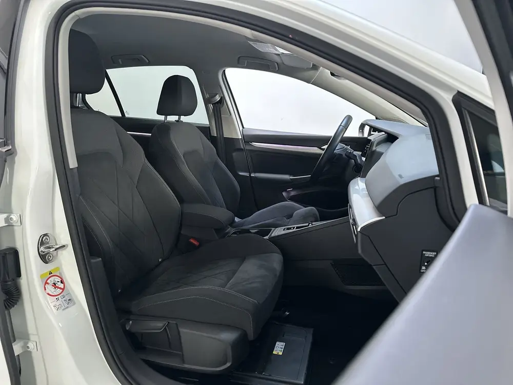 Volkswagen Golf 1.0 eTSI DSG Life Business Alcantara Sfeerve uit 2021, foto 7