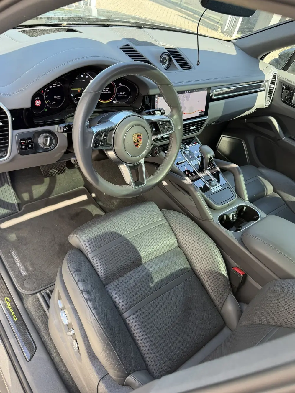 Porsche Cayenne 3.0 E-Hybrid ACC-Luchtvering-Burmester-Trekh uit 2019, foto 3