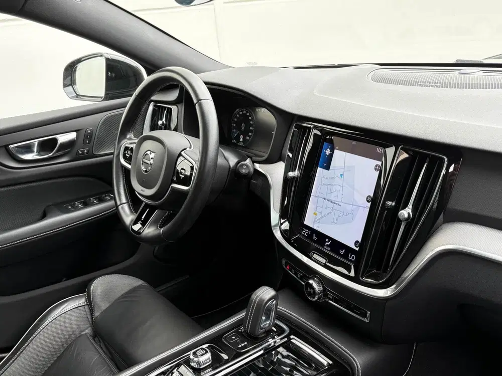 Volvo V60 2.0 T8 390pk Recharge AWD R-Design uit 2021, foto 15