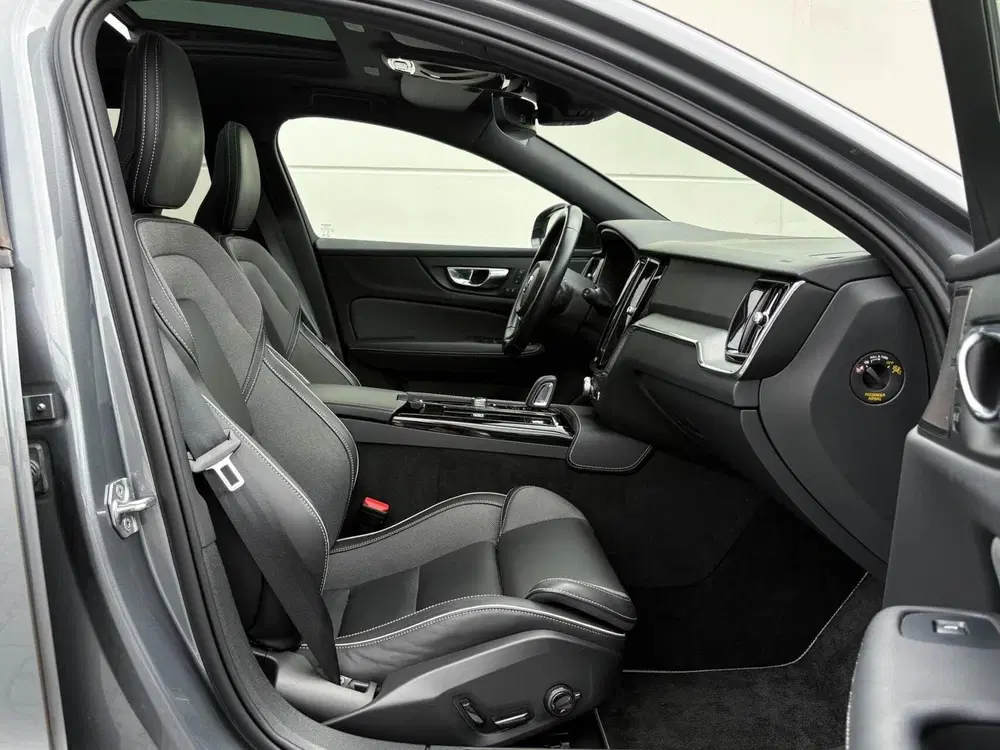 Volvo V60 2.0 T8 390pk Recharge AWD R-Design uit 2021, foto 17