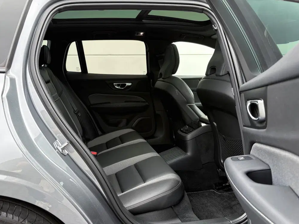 Volvo V60 2.0 T8 390pk Recharge AWD R-Design uit 2021, foto 18