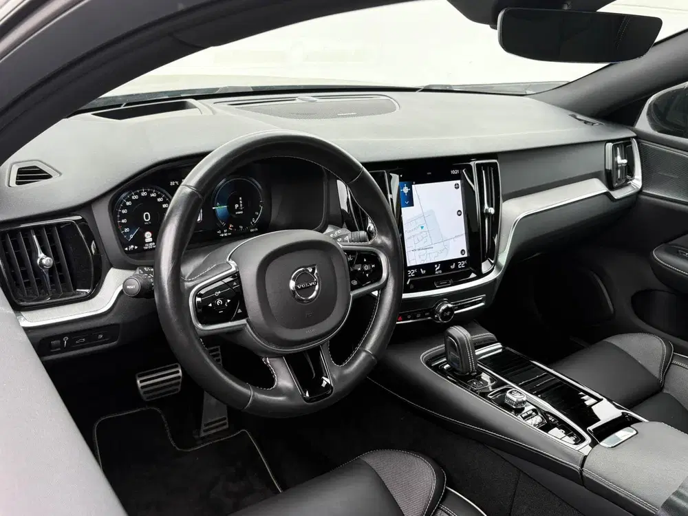 Volvo V60 2.0 T8 390pk Recharge AWD R-Design uit 2021, foto 2