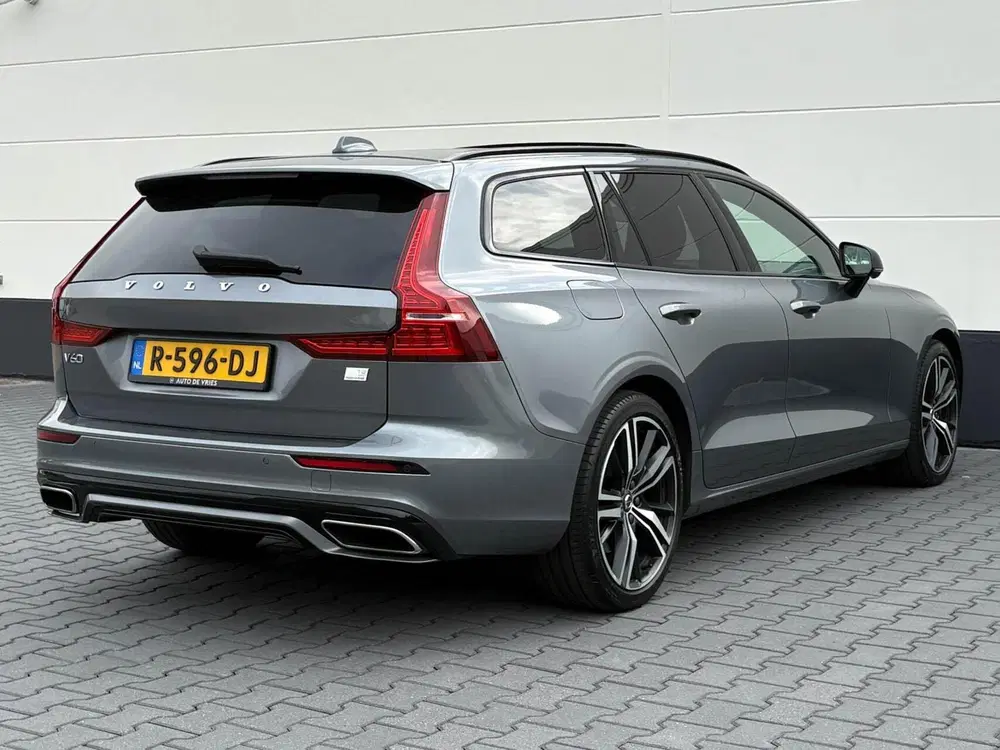 Volvo V60 2.0 T8 390pk Recharge AWD R-Design uit 2021, foto 3