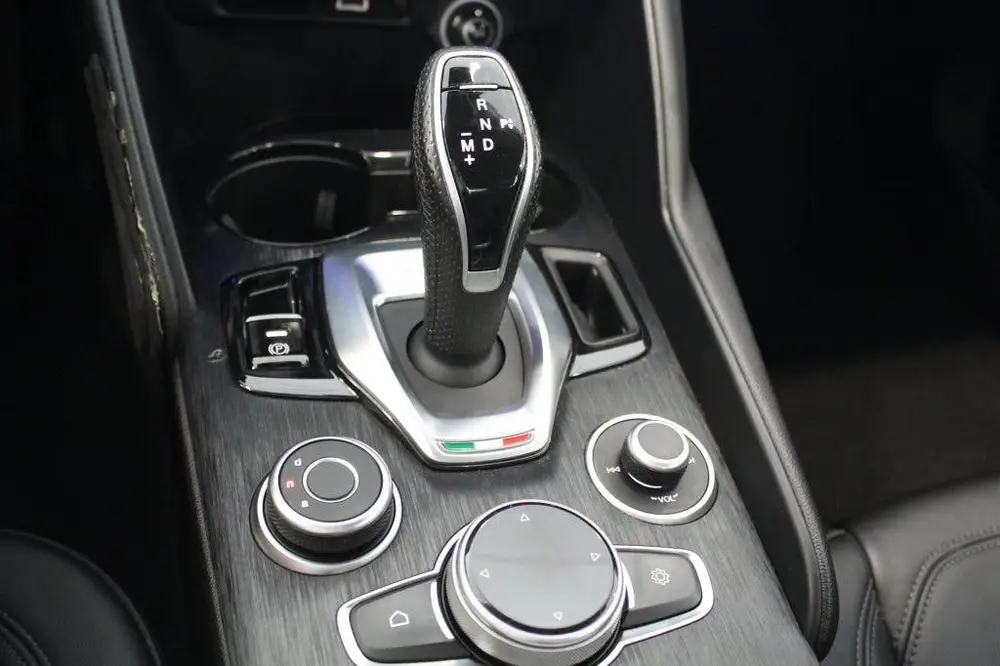 Alfa Romeo Giulia 2.0T Super/CARPLAY/CRUISE/CAMERA uit 2020, foto 19