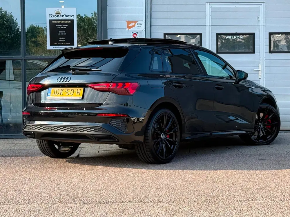 Audi A3 45 TFSI e S edition Competition uit 2022, foto 2