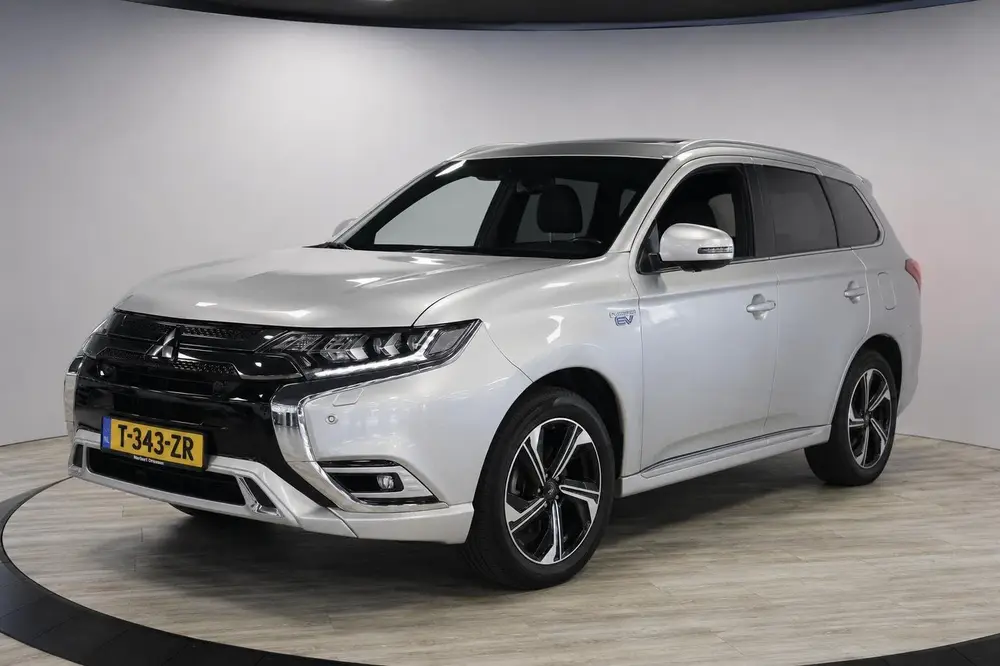 Mitsubishi Outlander 2.4 PHEV Instyle | Schuif- opendak | 36 uit 2020